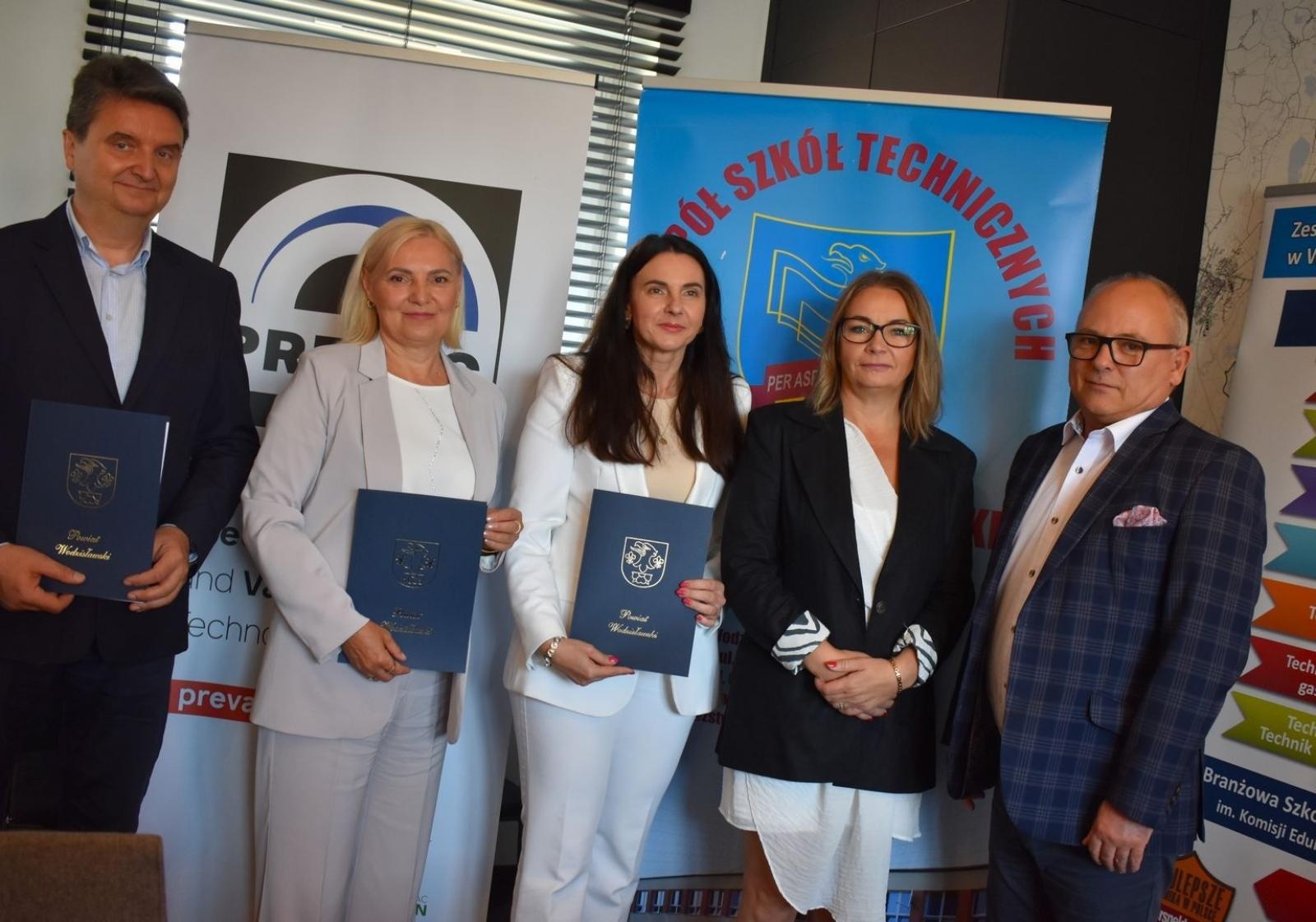 Zdjęcie w galerii na portalu naszwodzislaw.com: Dwie powiatowe szkoły z kolejnym partnerem wiadomości z regionu