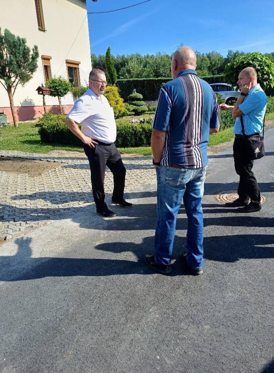 Zdjęcie w galerii na portalu naszwodzislaw.com: Gmina Godów. Kolejne metry kanalizacji gotowe. Na podłączenie trzeba jednak poczekać wiadomości z regionu