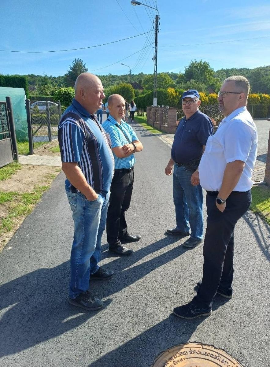 Zdjęcie w galerii na portalu naszwodzislaw.com: Gmina Godów. Kolejne metry kanalizacji gotowe. Na podłączenie trzeba jednak poczekać wiadomości z regionu