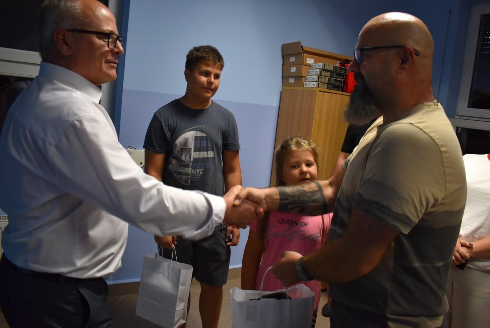 Zdjęcie w galerii na portalu naszwodzislaw.com: Wycelował w dobro i... sam środek tarczy [FOTO] wiadomości z regionu