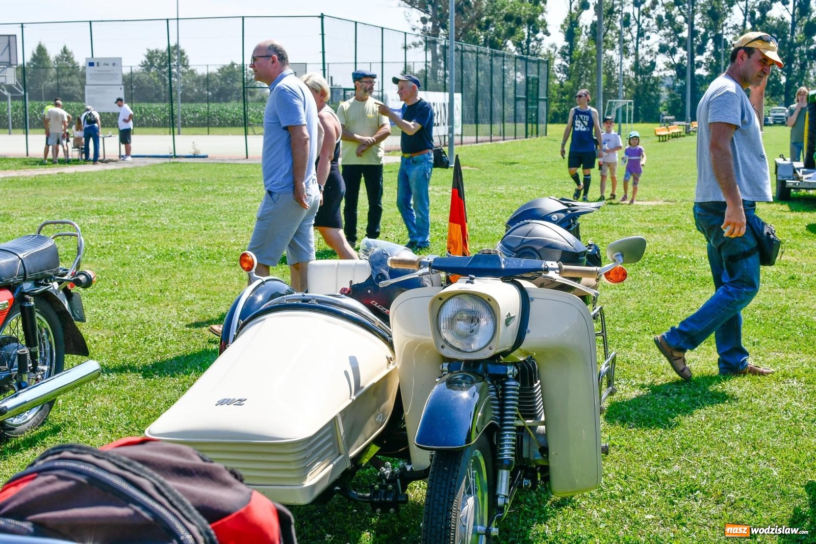 Zdjęcie w galerii na portalu naszwodzislaw.com: Stare samochody i motocykle na zlocie w Zabełkowie [FOTO i WIDEO] wiadomości z regionu