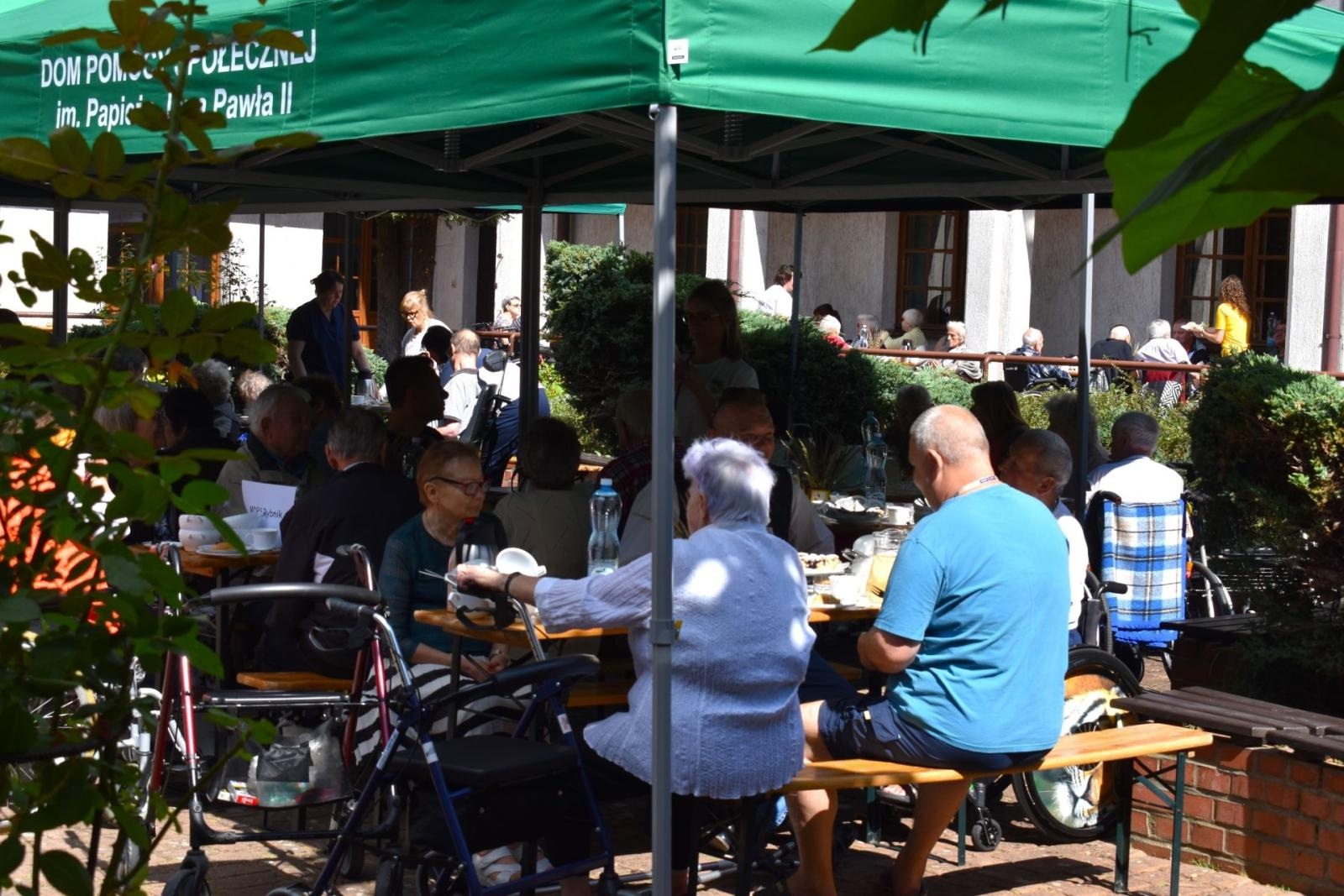 Zdjęcie w galerii na portalu naszwodzislaw.com: Mieszkańcy gorzyckiego DPS powitali lato w peruwiańskim klimacie wiadomości z regionu