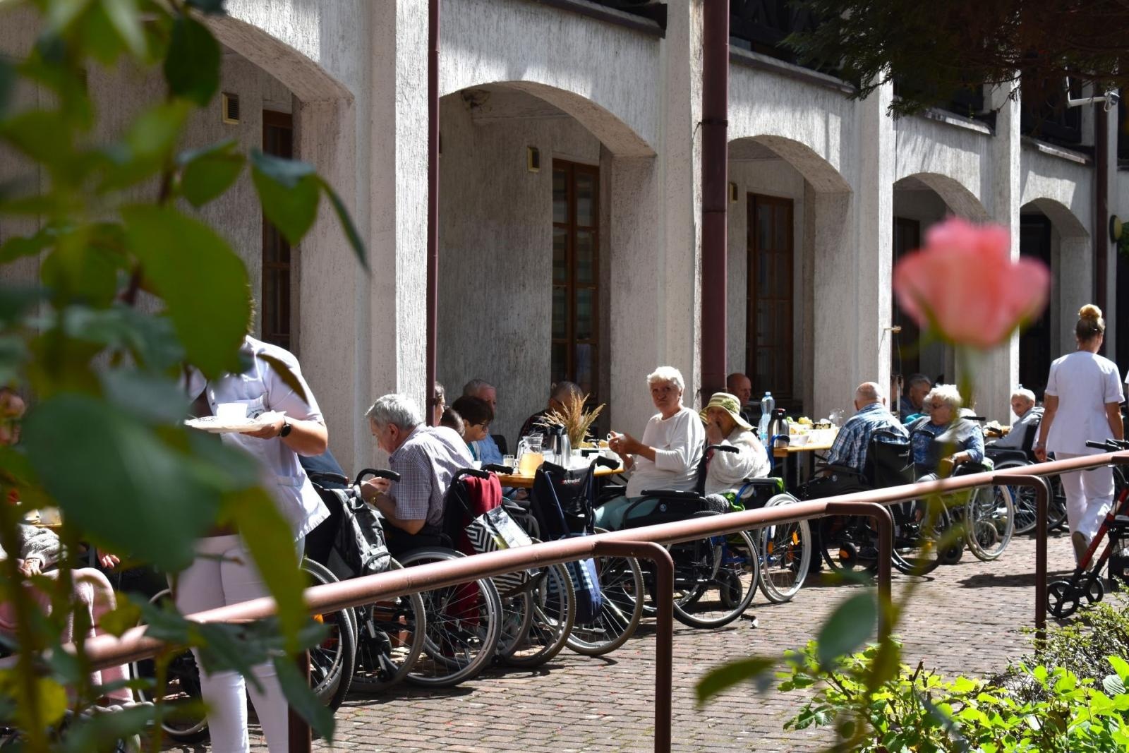 Zdjęcie w galerii na portalu naszwodzislaw.com: Mieszkańcy gorzyckiego DPS powitali lato w peruwiańskim klimacie wiadomości z regionu