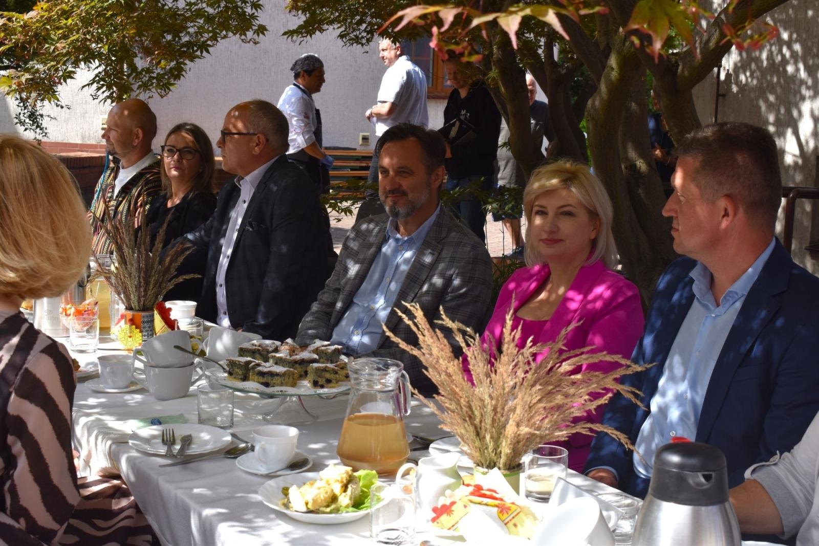 Zdjęcie w galerii na portalu naszwodzislaw.com: Mieszkańcy gorzyckiego DPS powitali lato w peruwiańskim klimacie wiadomości z regionu