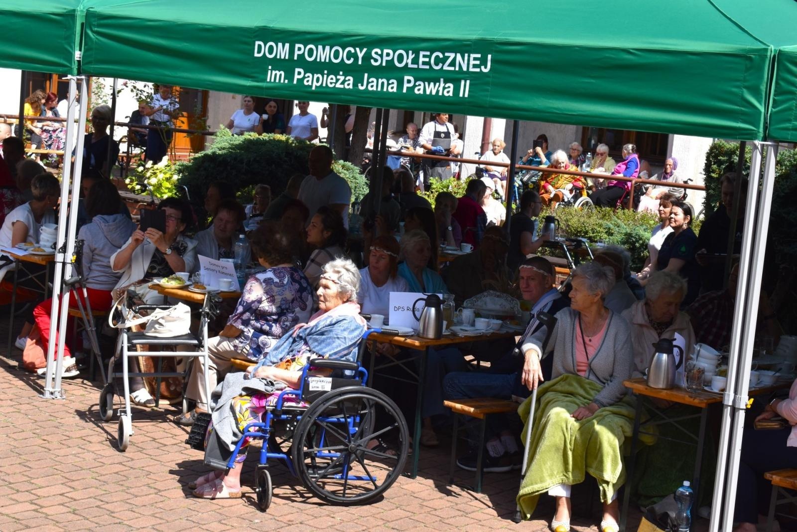 Zdjęcie w galerii na portalu naszwodzislaw.com: Mieszkańcy gorzyckiego DPS powitali lato w peruwiańskim klimacie wiadomości z regionu