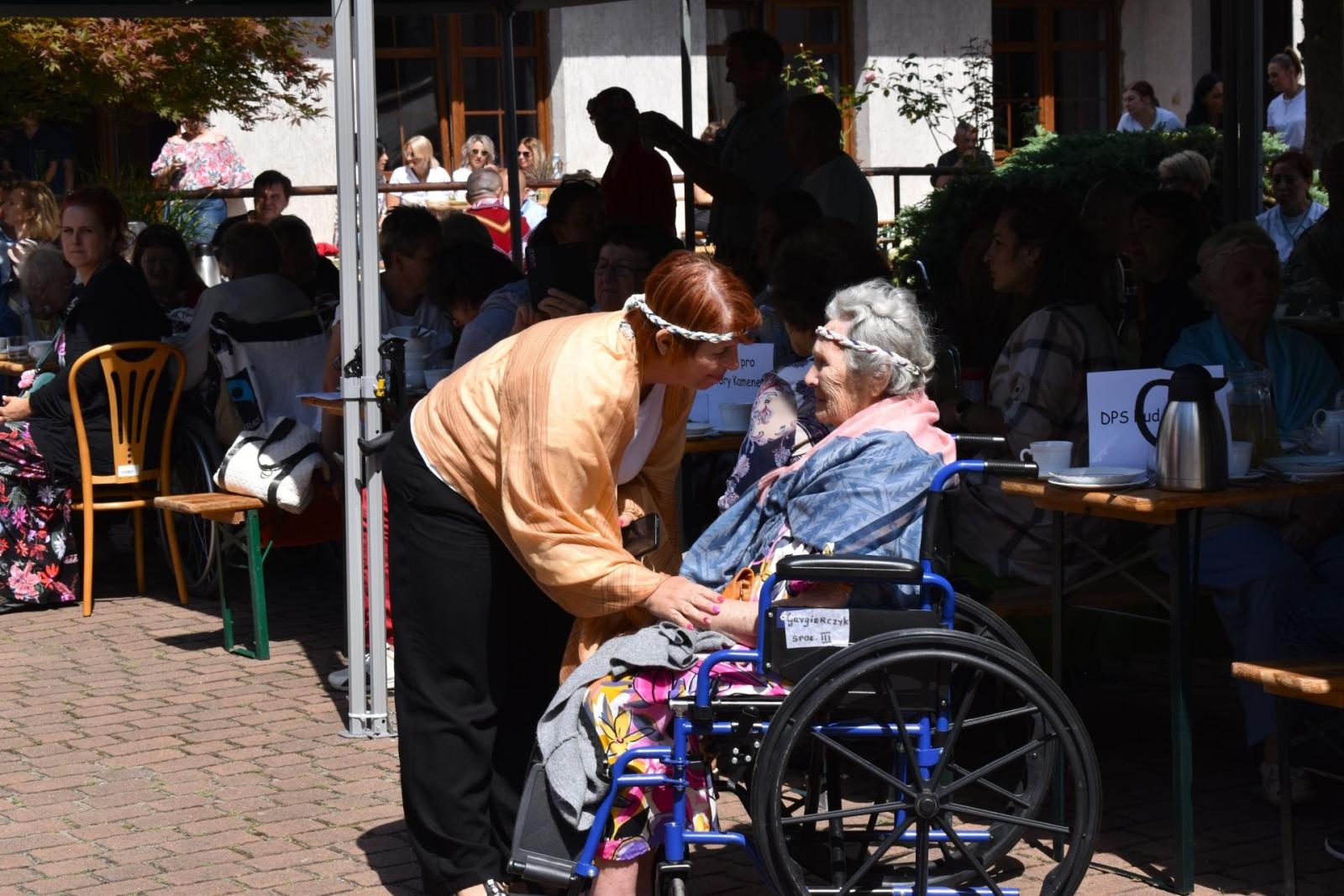 Zdjęcie w galerii na portalu naszwodzislaw.com: Mieszkańcy gorzyckiego DPS powitali lato w peruwiańskim klimacie wiadomości z regionu