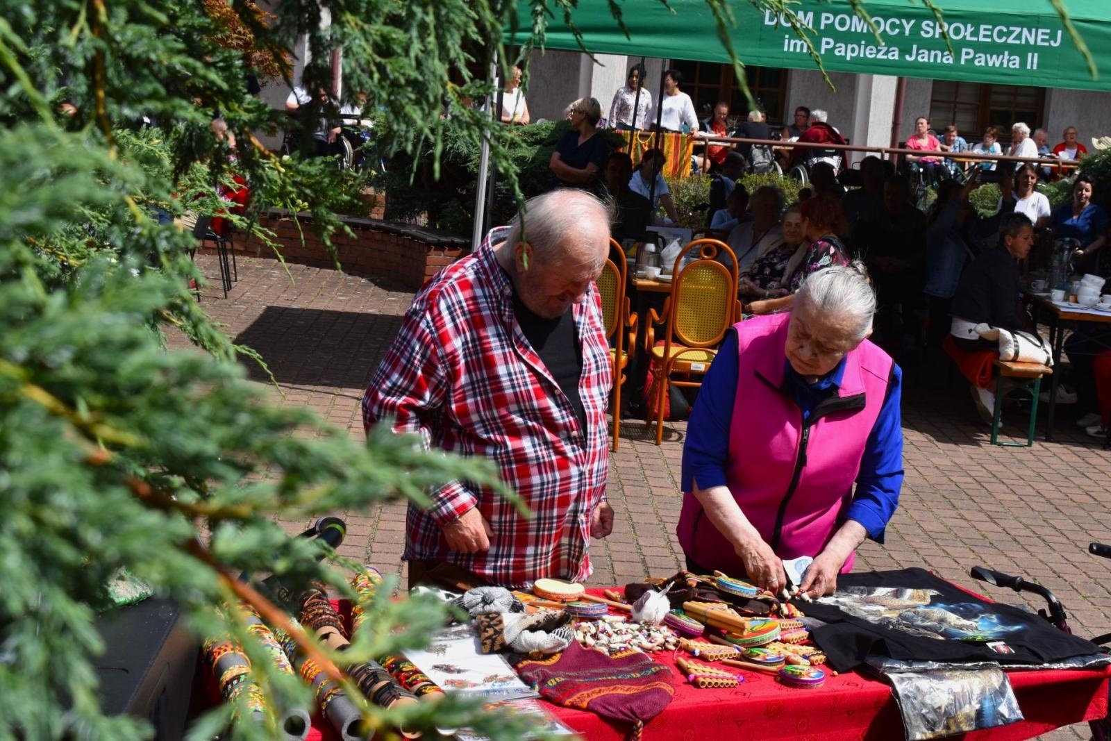 Zdjęcie w galerii na portalu naszwodzislaw.com: Mieszkańcy gorzyckiego DPS powitali lato w peruwiańskim klimacie wiadomości z regionu