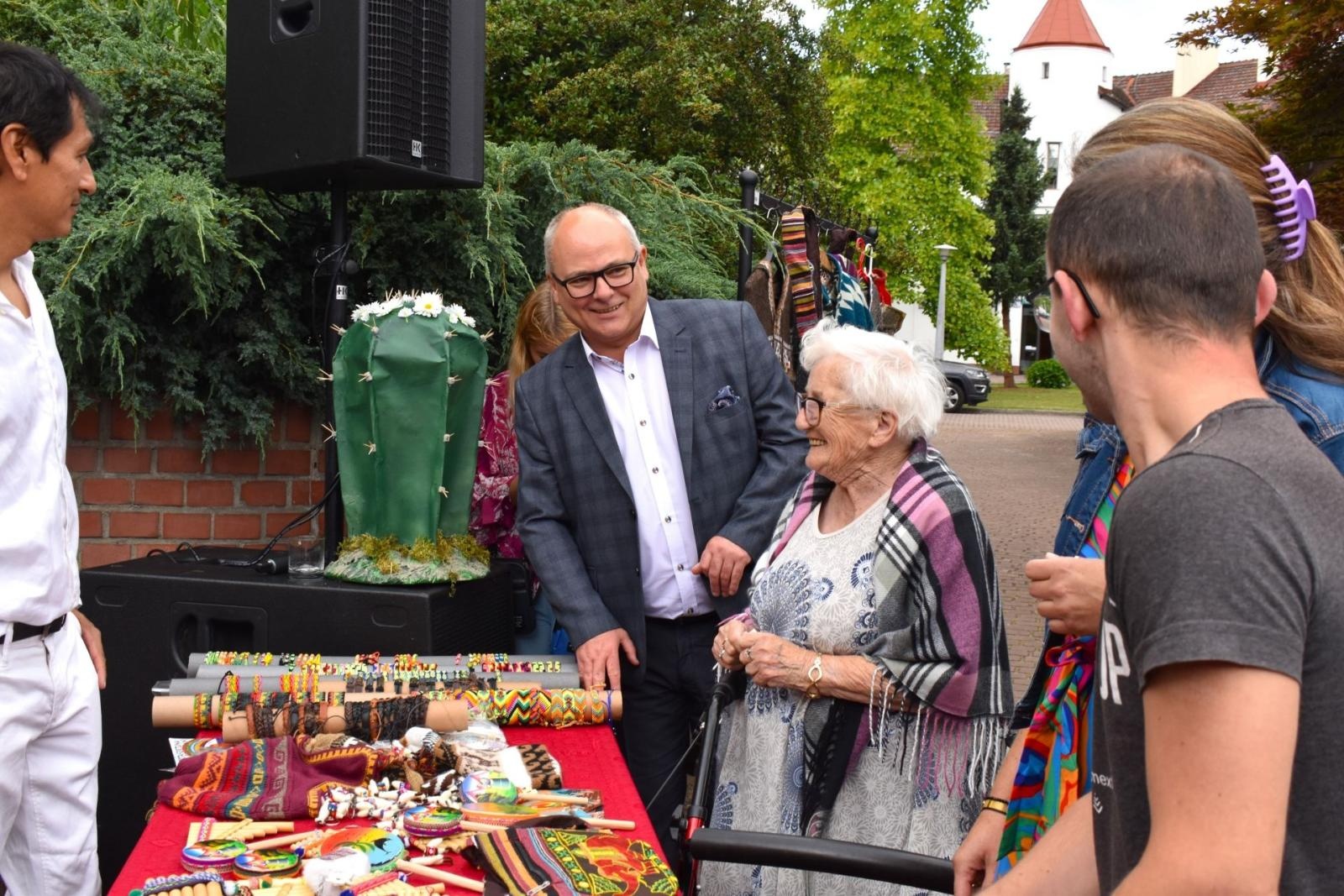 Zdjęcie w galerii na portalu naszwodzislaw.com: Mieszkańcy gorzyckiego DPS powitali lato w peruwiańskim klimacie wiadomości z regionu