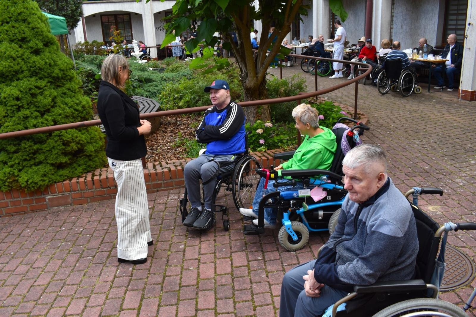 Zdjęcie w galerii na portalu naszwodzislaw.com: Mieszkańcy gorzyckiego DPS powitali lato w peruwiańskim klimacie wiadomości z regionu