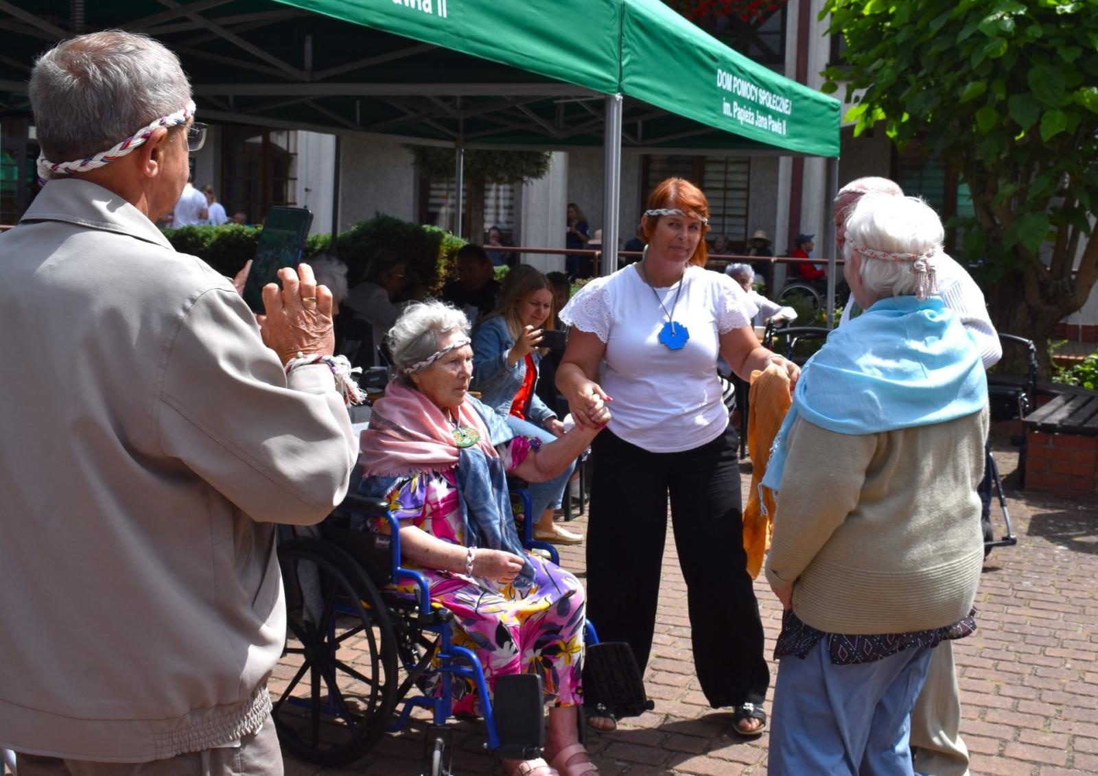 Zdjęcie w galerii na portalu naszwodzislaw.com: Mieszkańcy gorzyckiego DPS powitali lato w peruwiańskim klimacie wiadomości z regionu