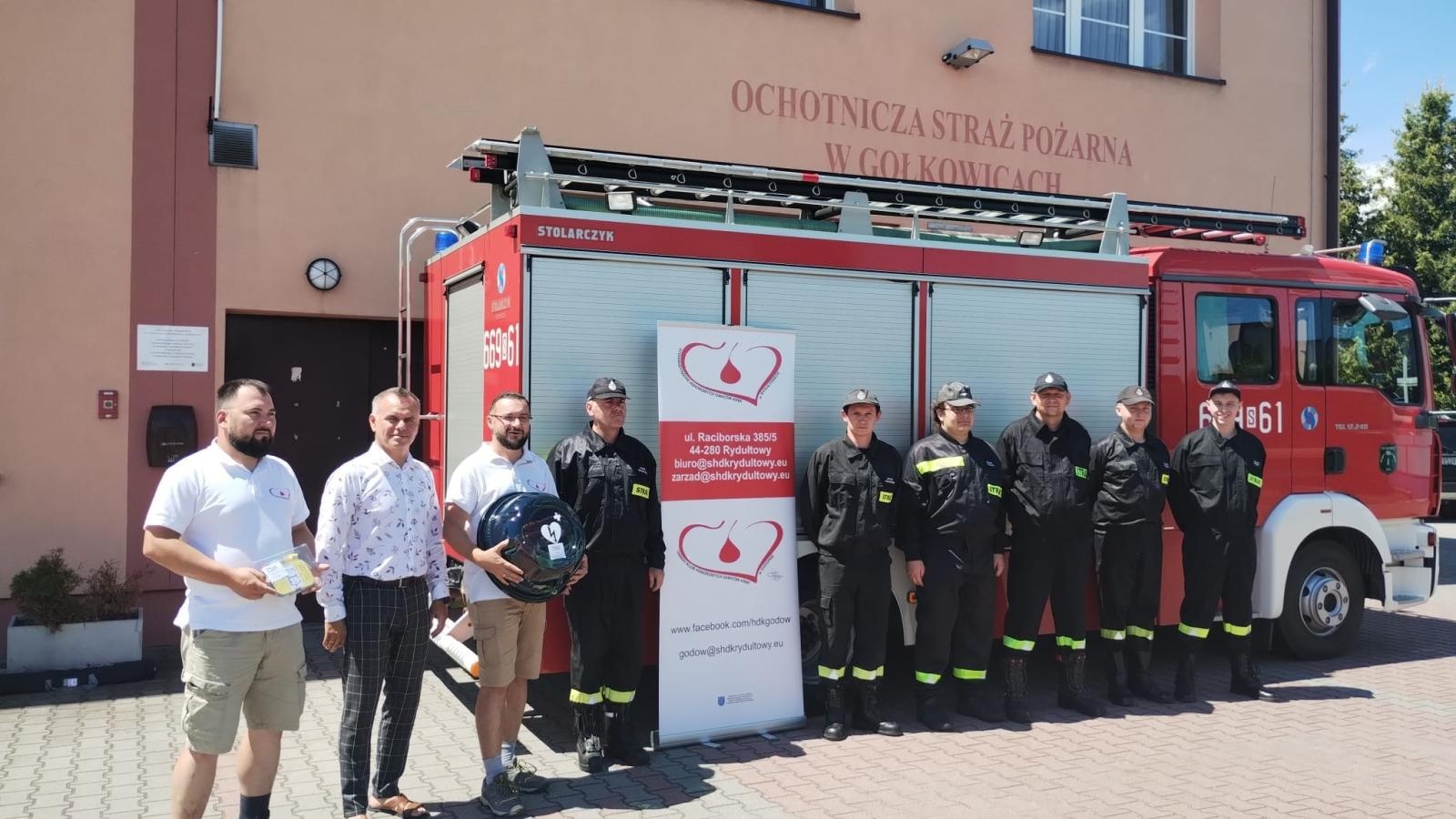 Zdjęcie w galerii na portalu naszwodzislaw.com: Bezpieczeństwo w gminie Godów wzmocnione. OSP Gołkowice z defibrylatorem AED wiadomości z regionu
