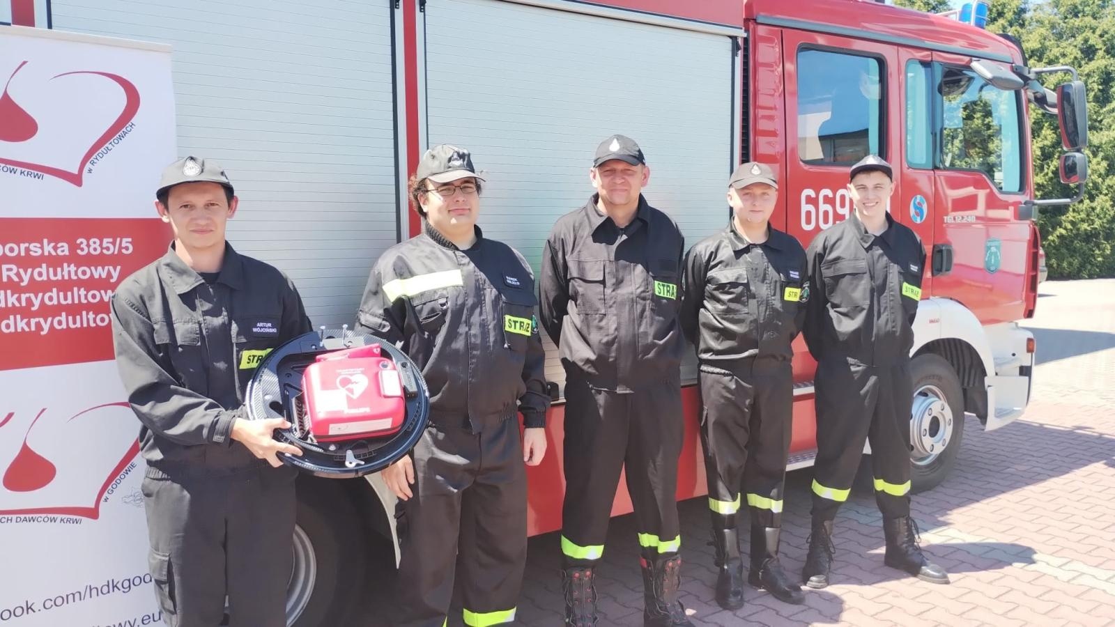 Zdjęcie w galerii na portalu naszwodzislaw.com: Bezpieczeństwo w gminie Godów wzmocnione. OSP Gołkowice z defibrylatorem AED wiadomości z regionu