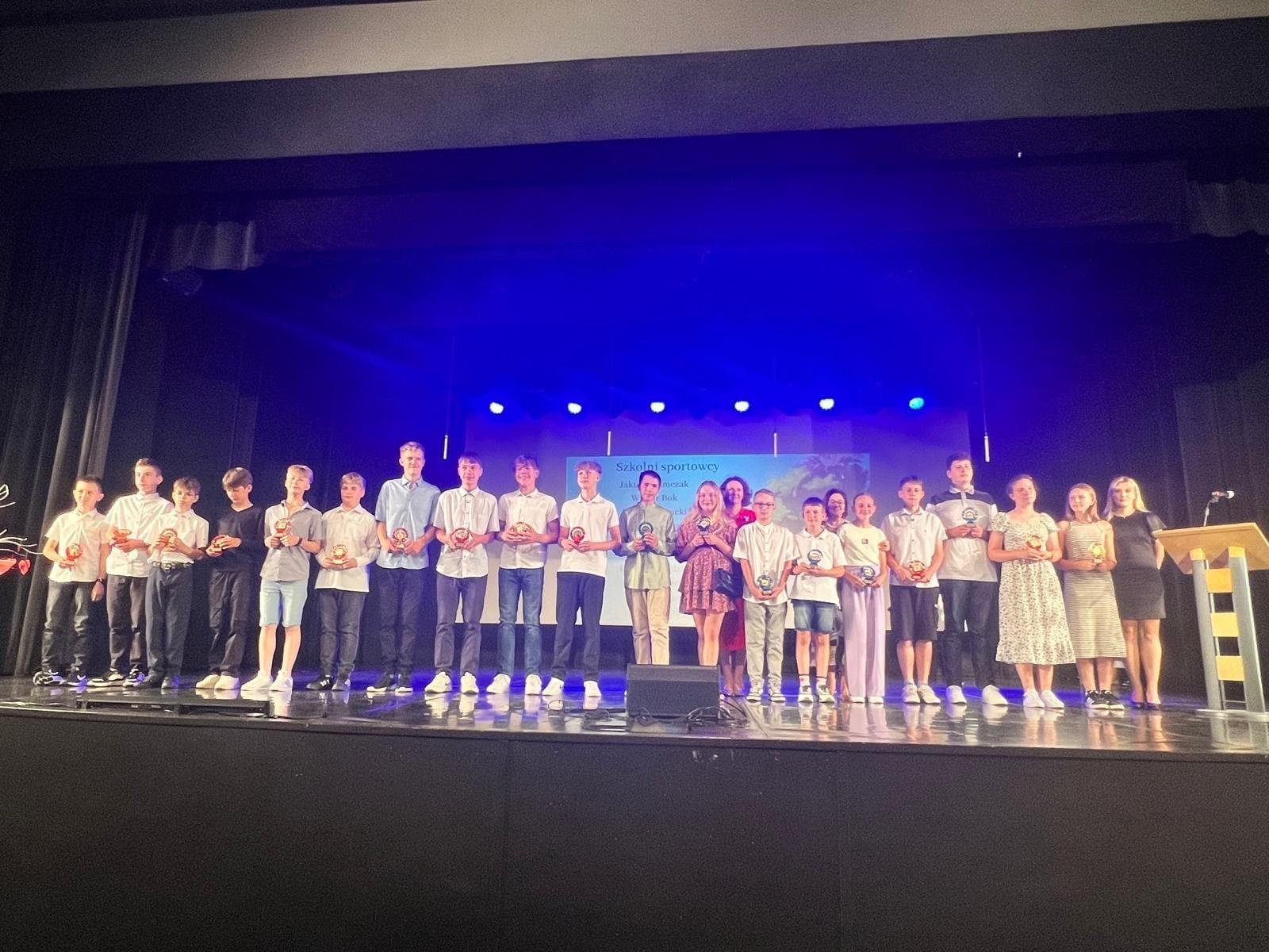 Zdjęcie w galerii na portalu naszwodzislaw.com: Najlepsi z Najlepszych w SP15 [FOTO] wiadomości z regionu