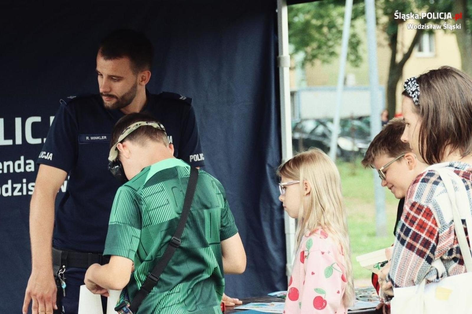 Zdjęcie w galerii na portalu naszwodzislaw.com: Festyn EkoPopołudnie w Wodzisławiu Śląskim. Dzielnicowi promowali bezpieczeństwo wiadomości z regionu