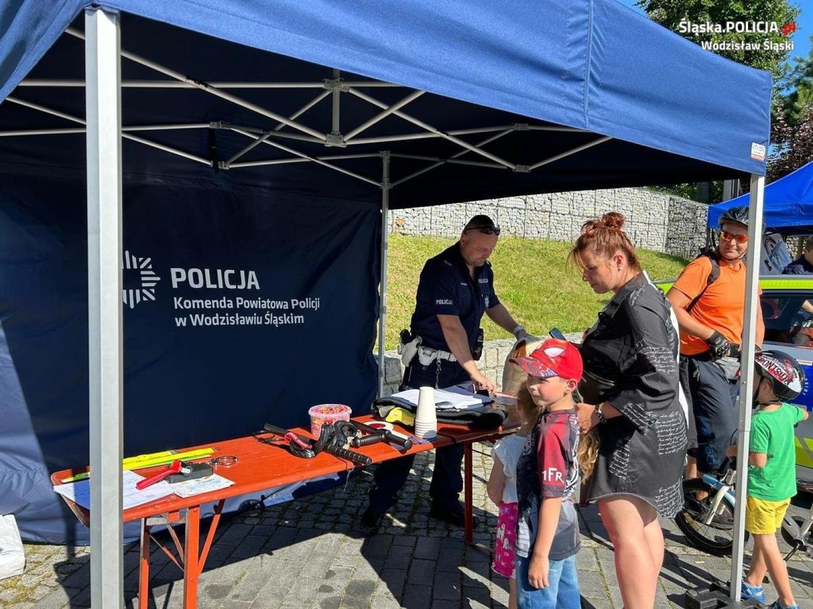 Zdjęcie w galerii na portalu naszwodzislaw.com: Bezpieczne wakacje ze strażakami i policjantami. Festyn w Pszowie wiadomości z regionu