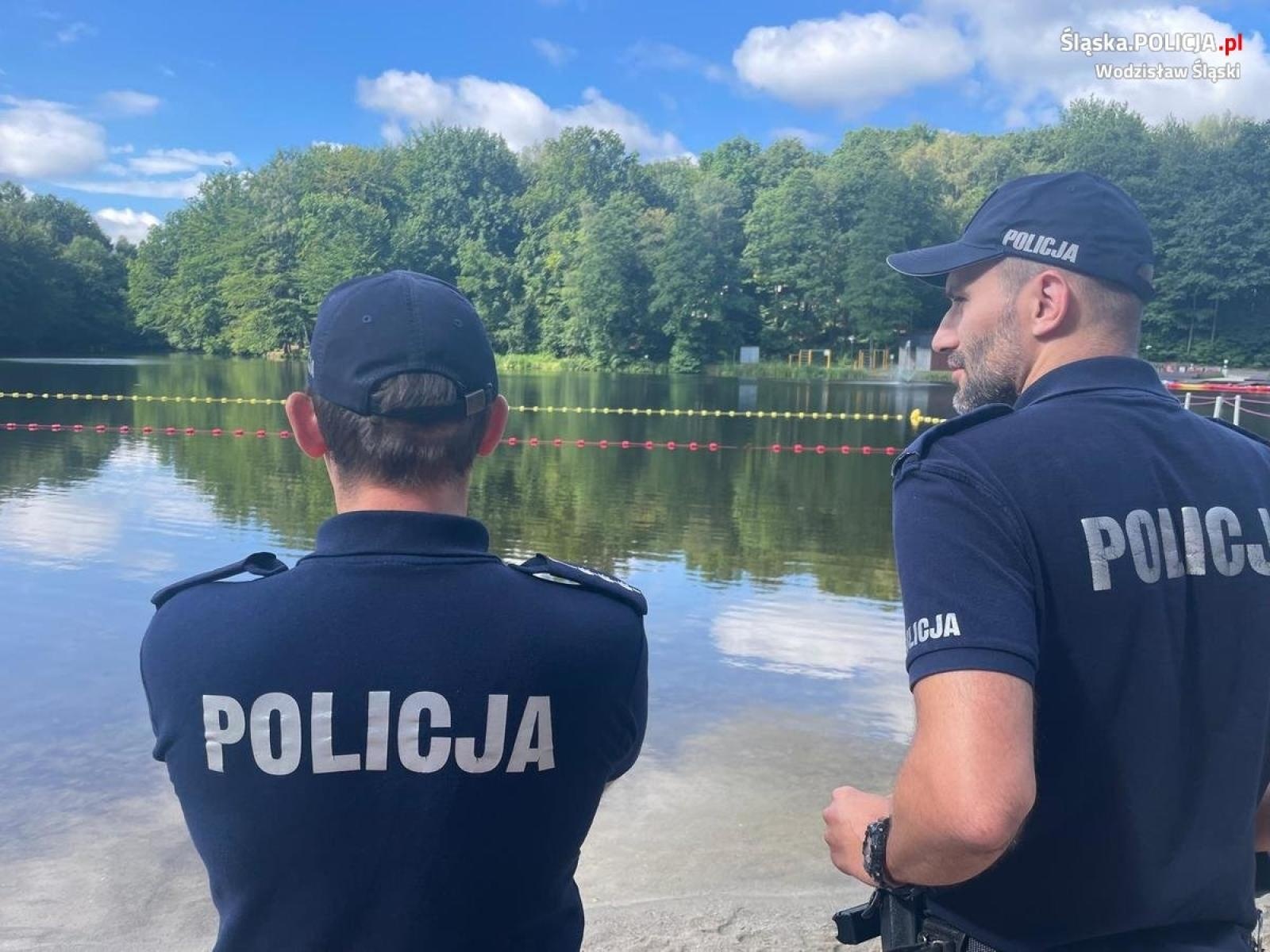 Zdjęcie w galerii na portalu naszwodzislaw.com: Dzielnicowi dokonują kontroli kąpielisk wiadomości z regionu