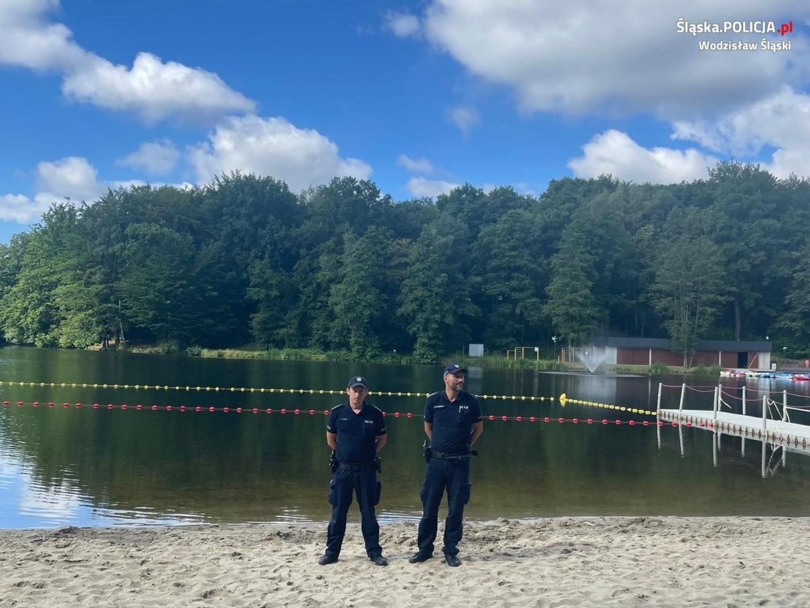 Zdjęcie w galerii na portalu naszwodzislaw.com: Dzielnicowi dokonują kontroli kąpielisk wiadomości z regionu