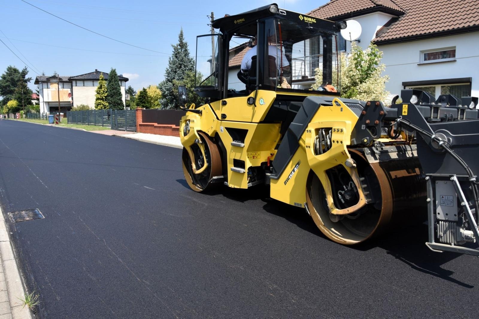 Zdjęcie w galerii na portalu naszwodzislaw.com: Trwają prace na ul. Powstańców Śląskich w Syryni wiadomości z regionu