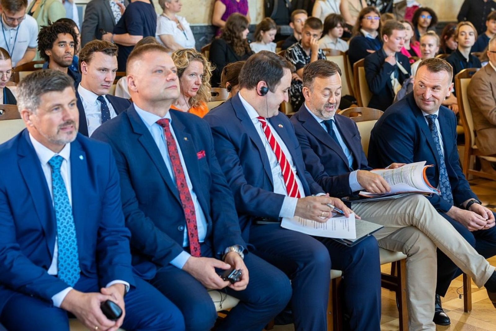 Zdjęcie w galerii na portalu naszwodzislaw.com: Województwo Śląskie odnowiło porozumienie z Krajem Związkowym Nadrenią Północną-Westfalią i Regionem Hauts-de-France wiadomości z regionu