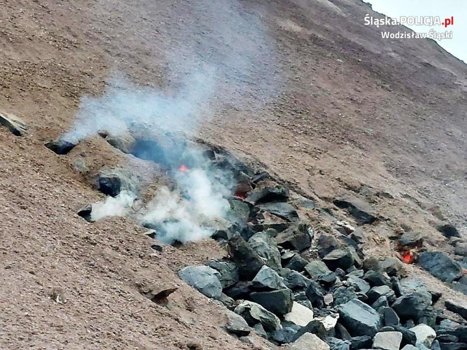 Zdjęcie w galerii na portalu naszwodzislaw.com: Chłopacy chodzili po hałdzie. 13-latek z oparzeniem II stopnia trafił do szpitala wiadomości z regionu