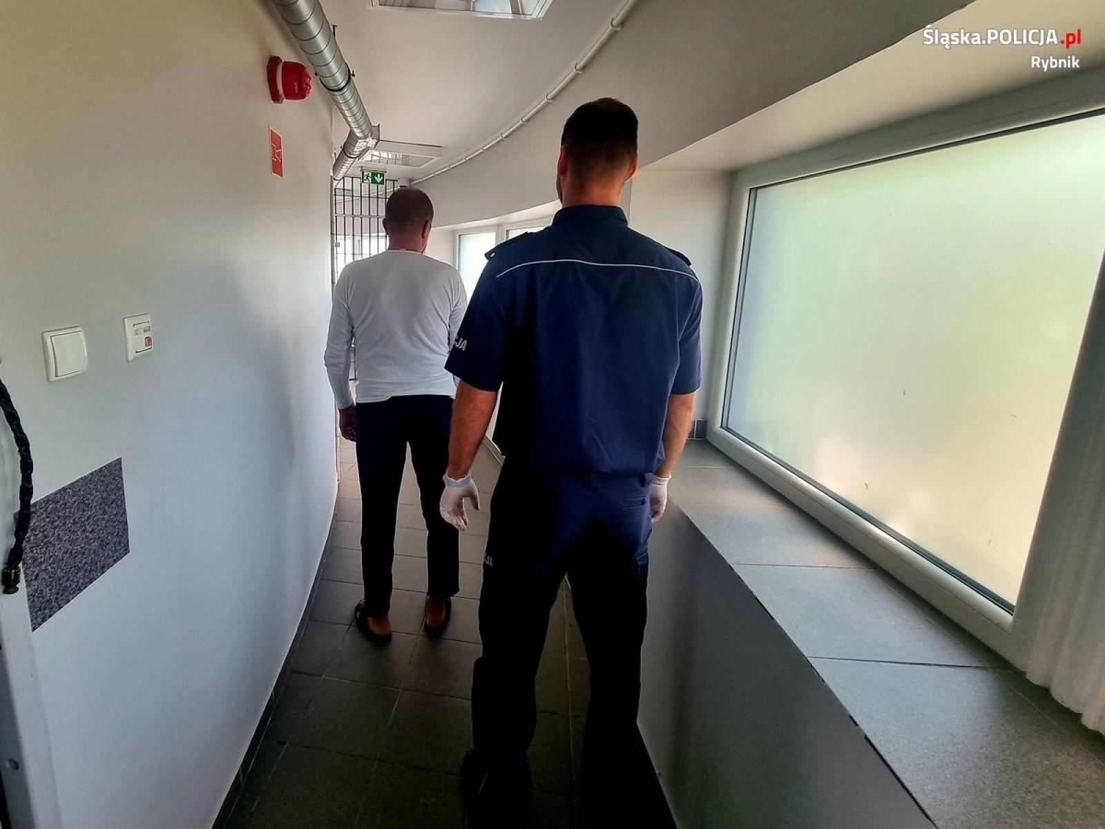 Zdjęcie w galerii na portalu naszwodzislaw.com: Policjanci zatrzymali agresywnego 60-latka. Użyli broni wiadomości z regionu