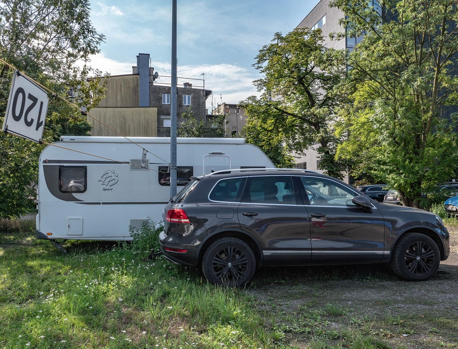 Zdjęcie w galerii na portalu naszwodzislaw.com: Wakacyjny zestaw od urzędu skarbowego: SUV plus przyczepa kempingowa wiadomości z regionu