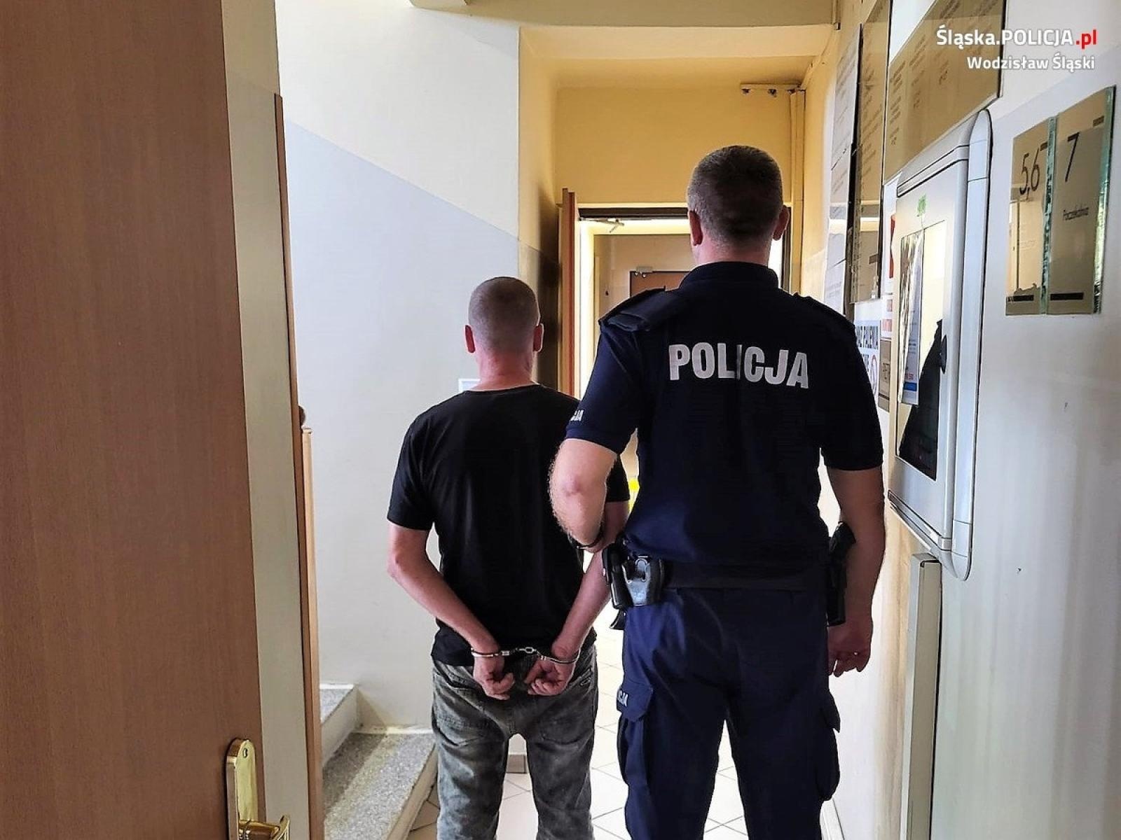 Zdjęcie w galerii na portalu naszwodzislaw.com: 17-latek z Lubomi zaatakował ratowników medycznych i policjantów. Jego brat i ojciec przyszli mu z odsieczą wiadomości z regionu