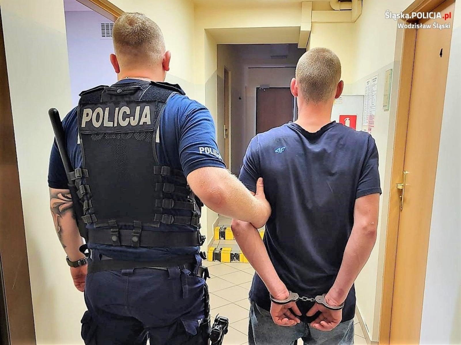 Zdjęcie w galerii na portalu naszwodzislaw.com: 17-latek z Lubomi zaatakował ratowników medycznych i policjantów. Jego brat i ojciec przyszli mu z odsieczą wiadomości z regionu