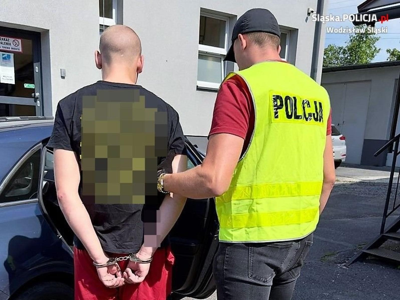 Zdjęcie w galerii na portalu naszwodzislaw.com: 17-latek z Lubomi zaatakował ratowników medycznych i policjantów. Jego brat i ojciec przyszli mu z odsieczą wiadomości z regionu