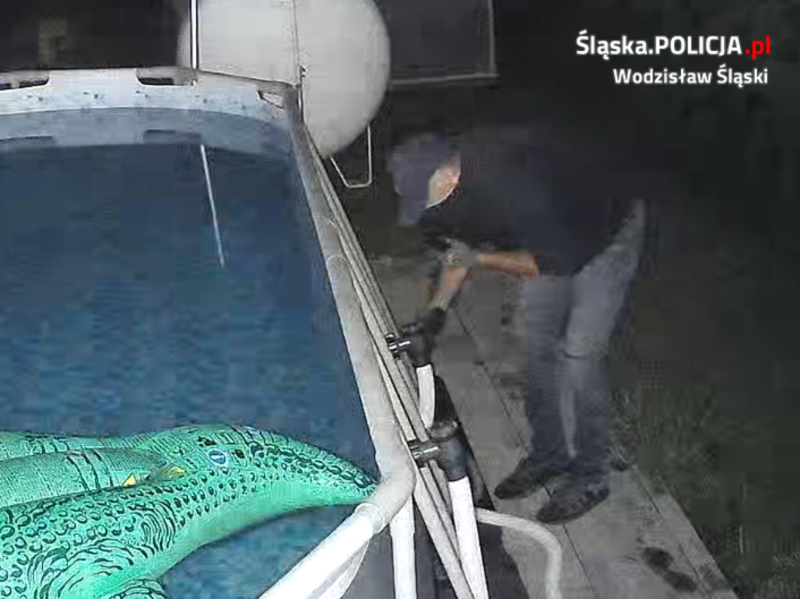 Zdjęcie w galerii na portalu naszwodzislaw.com: Policja publikuje wizerunek sprawcy kradzieży pompy basenowej  wiadomości z regionu