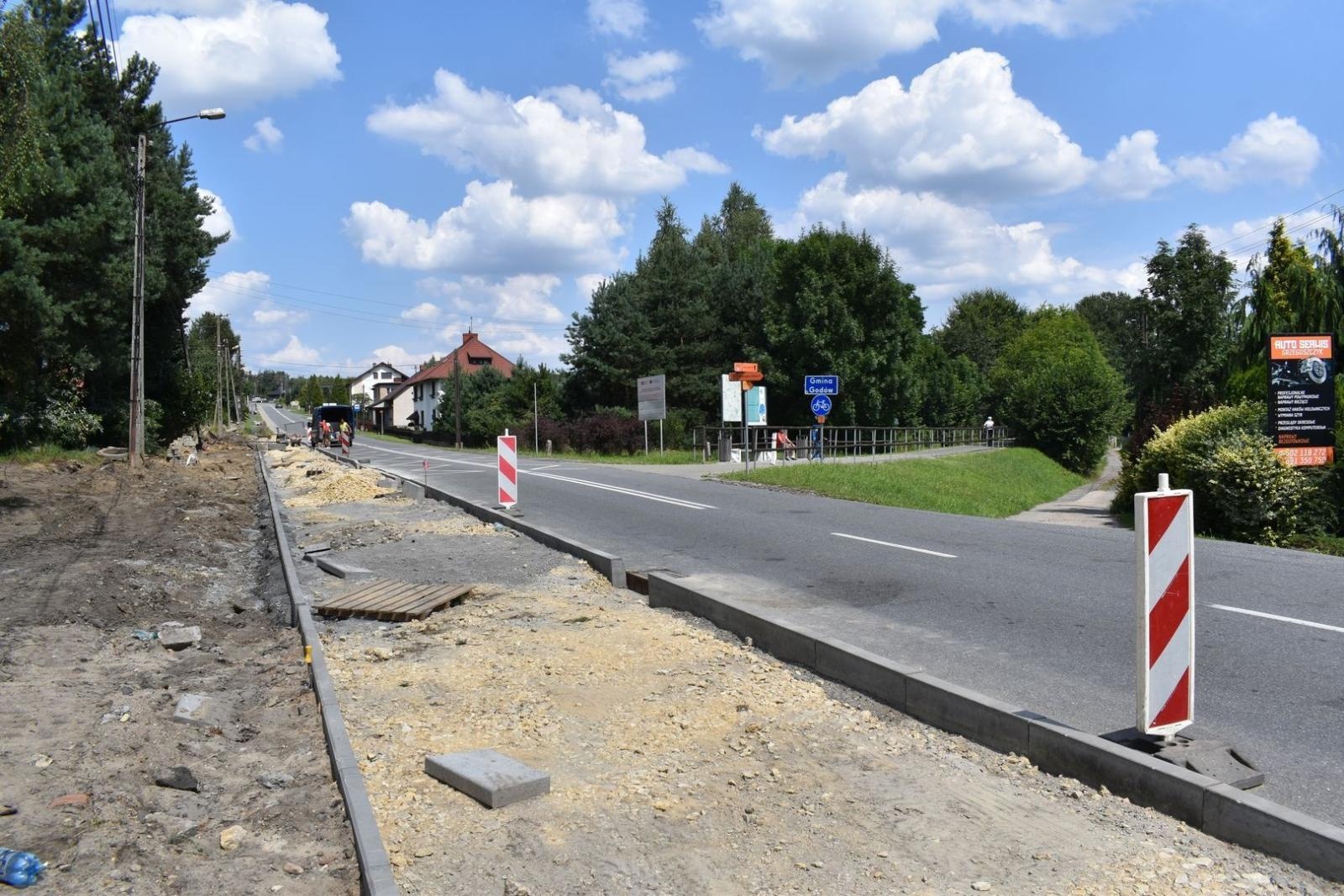 Zdjęcie w galerii na portalu naszwodzislaw.com: Trwa budowa ciągu pieszo-rowerowego na ul. 1 Maja w Godowie wiadomości z regionu
