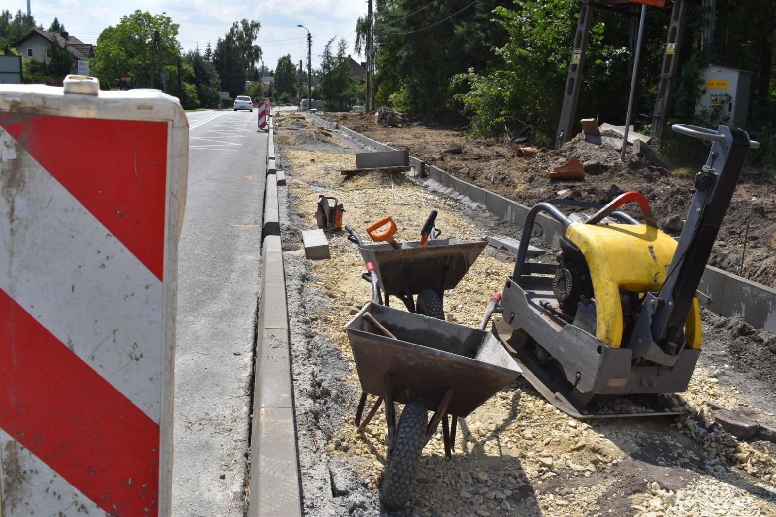 Zdjęcie w galerii na portalu naszwodzislaw.com: Trwa budowa ciągu pieszo-rowerowego na ul. 1 Maja w Godowie wiadomości z regionu