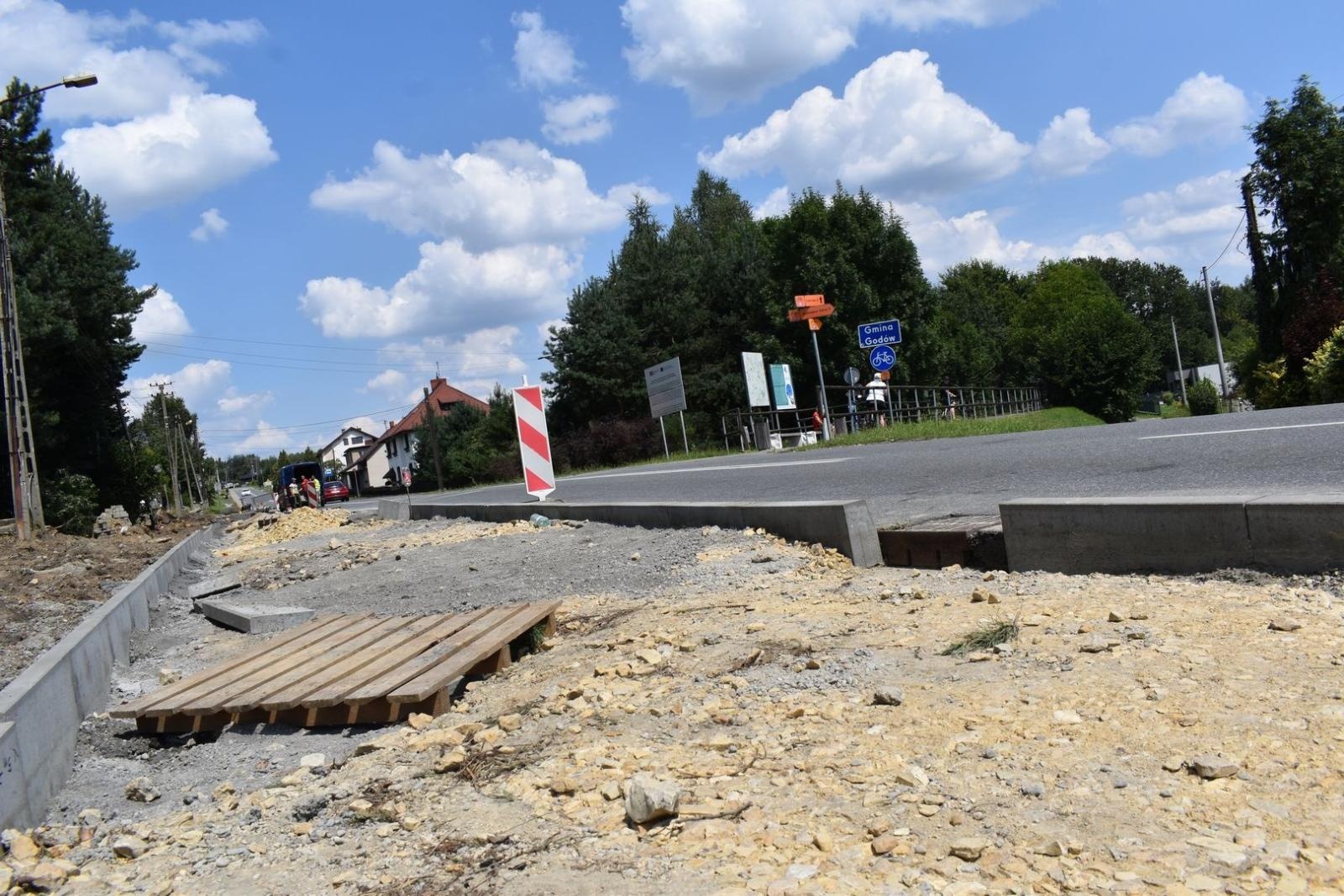 Zdjęcie w galerii na portalu naszwodzislaw.com: Trwa budowa ciągu pieszo-rowerowego na ul. 1 Maja w Godowie wiadomości z regionu