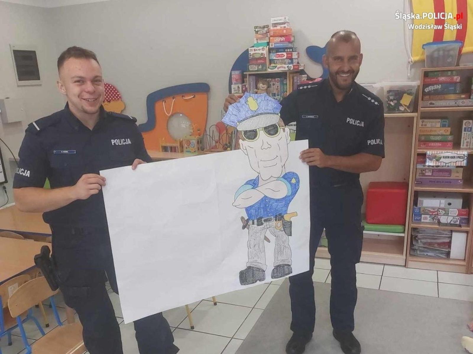 Zdjęcie w galerii na portalu naszwodzislaw.com: Życzenia od przedszkolaków dla policjantów wiadomości z regionu