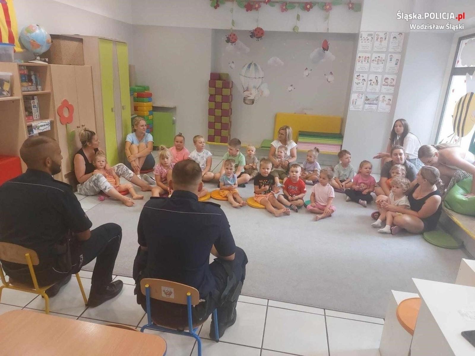 Zdjęcie w galerii na portalu naszwodzislaw.com: Życzenia od przedszkolaków dla policjantów wiadomości z regionu
