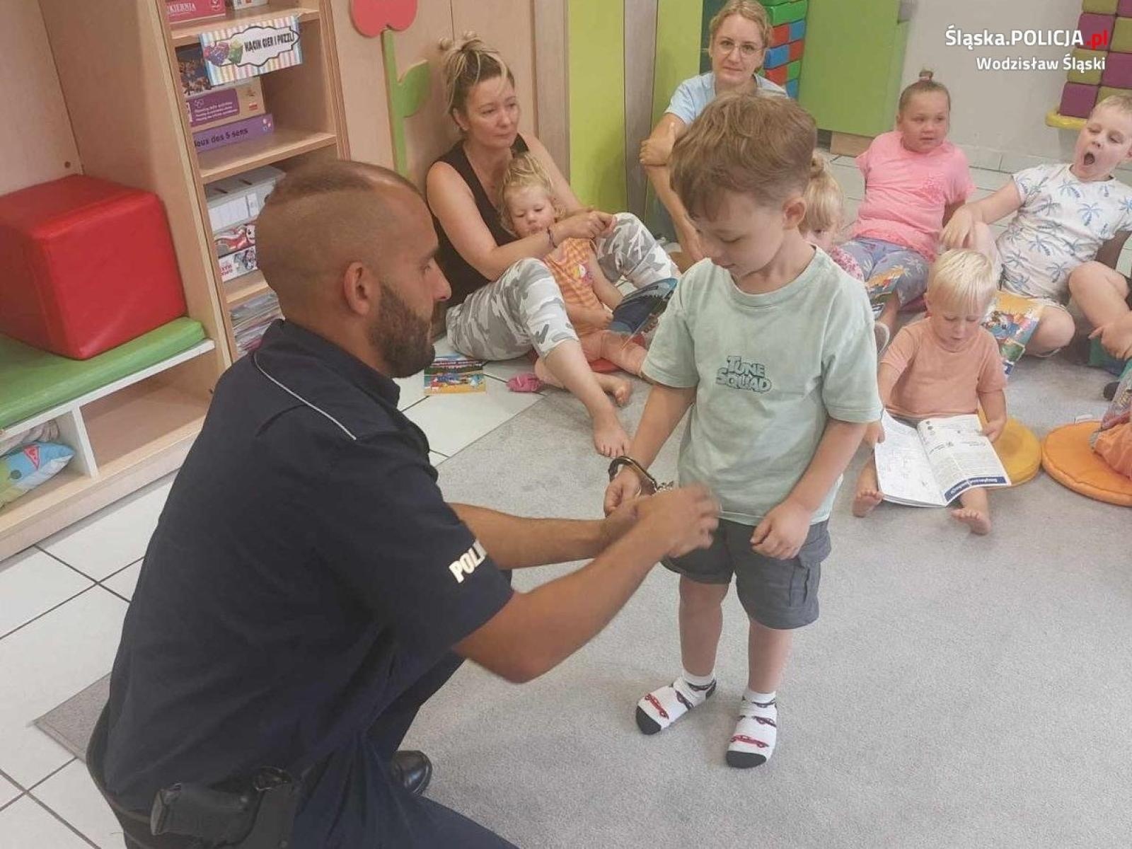 Zdjęcie w galerii na portalu naszwodzislaw.com: Życzenia od przedszkolaków dla policjantów wiadomości z regionu