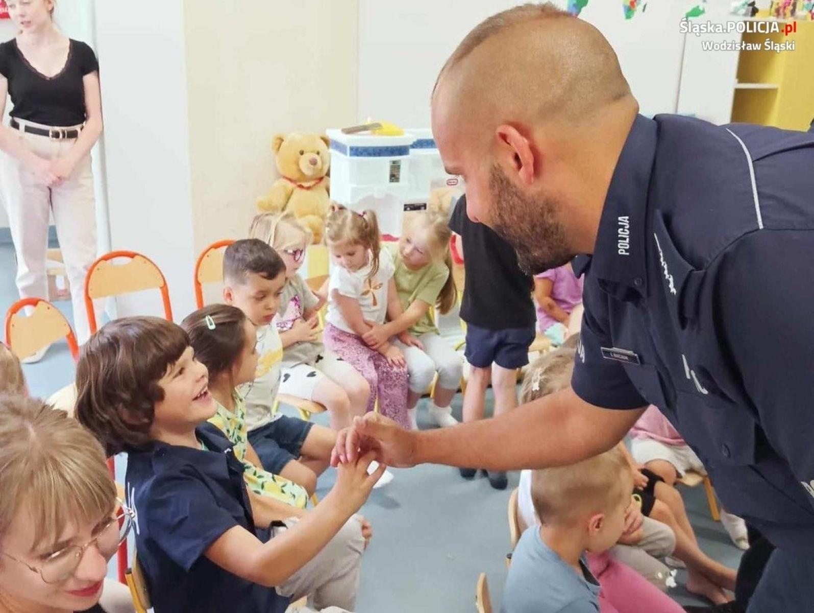 Zdjęcie w galerii na portalu naszwodzislaw.com: Życzenia od przedszkolaków dla policjantów wiadomości z regionu