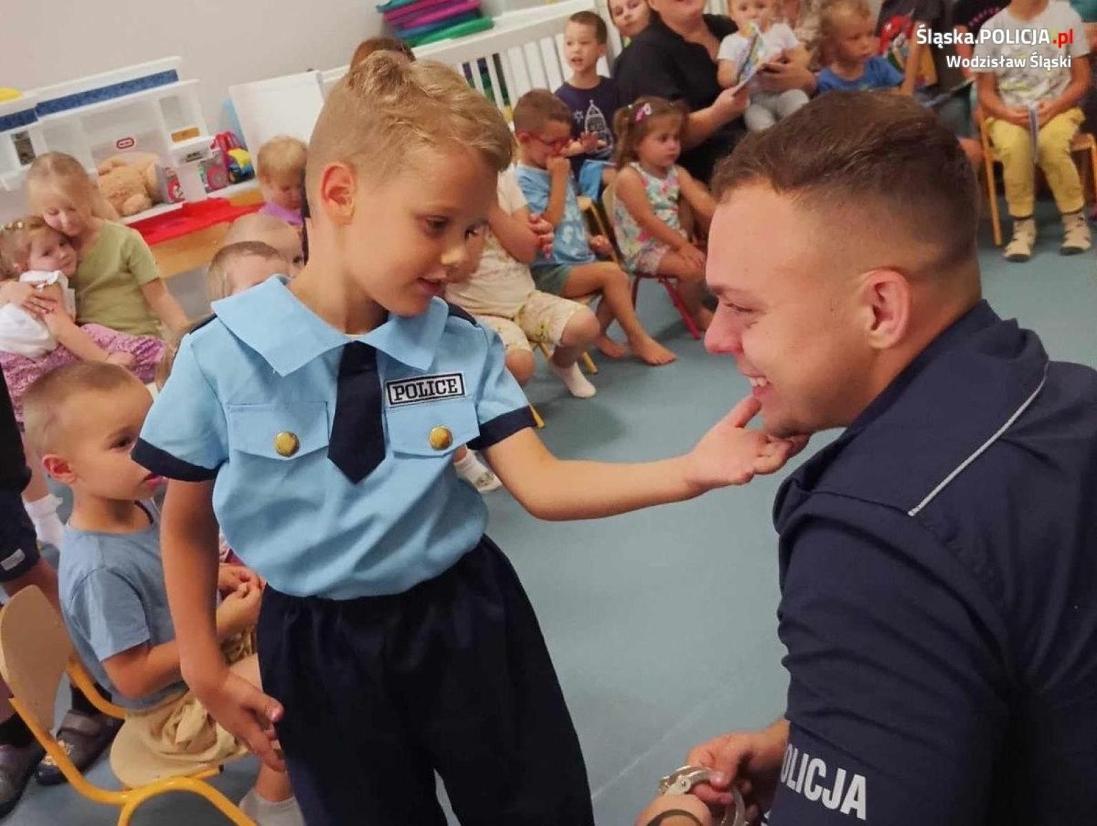 Zdjęcie w galerii na portalu naszwodzislaw.com: Życzenia od przedszkolaków dla policjantów wiadomości z regionu