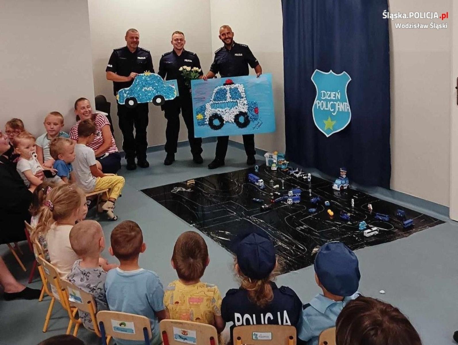Zdjęcie w galerii na portalu naszwodzislaw.com: Życzenia od przedszkolaków dla policjantów wiadomości z regionu