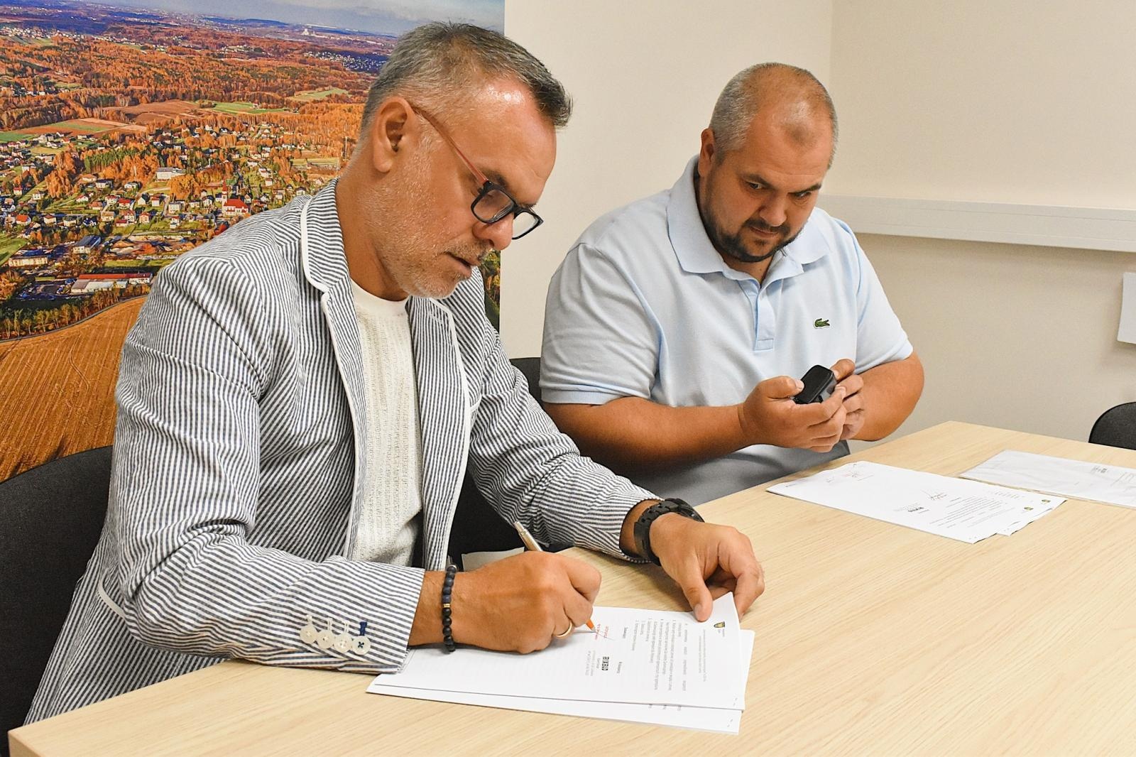 Zdjęcie w galerii na portalu naszwodzislaw.com: Rusza kolejny etap termomodernizacji przedszkola w Skrzyszowie. Podpisano umowę wiadomości z regionu