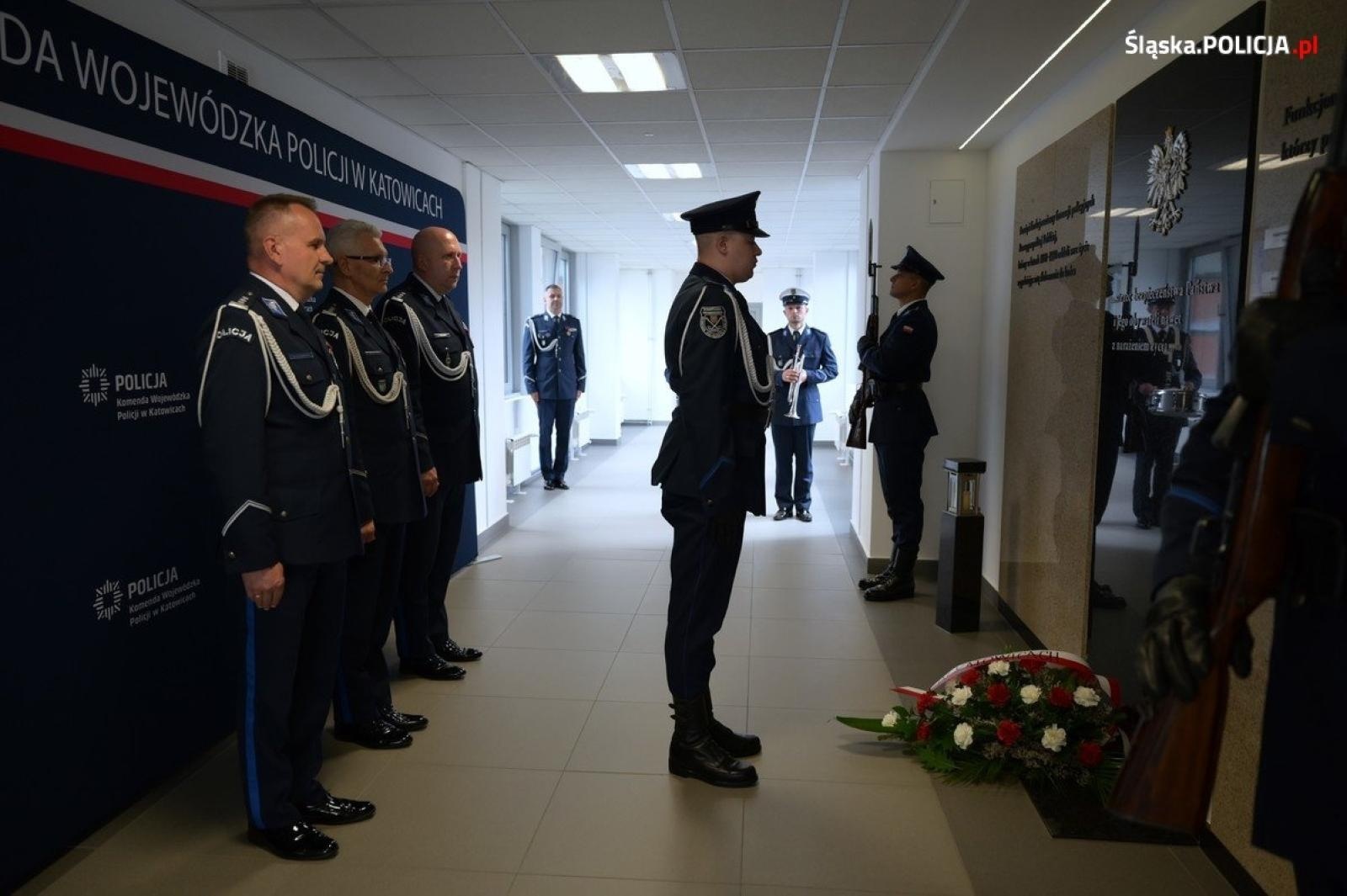 Zdjęcie w galerii na portalu naszwodzislaw.com: Uroczysta zbiórka i wyróżnienia dla policjantów i pracowników wiadomości z regionu