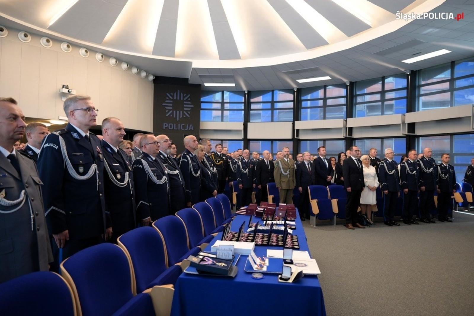 Zdjęcie w galerii na portalu naszwodzislaw.com: Uroczysta zbiórka i wyróżnienia dla policjantów i pracowników wiadomości z regionu