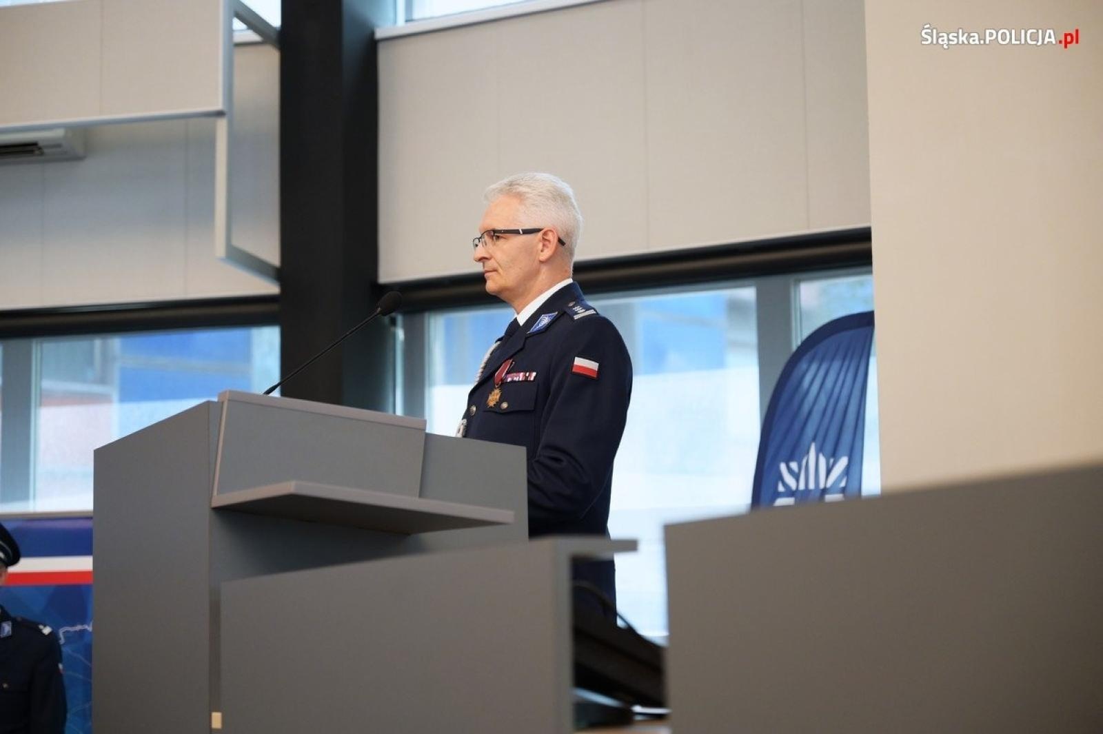 Zdjęcie w galerii na portalu naszwodzislaw.com: Uroczysta zbiórka i wyróżnienia dla policjantów i pracowników wiadomości z regionu