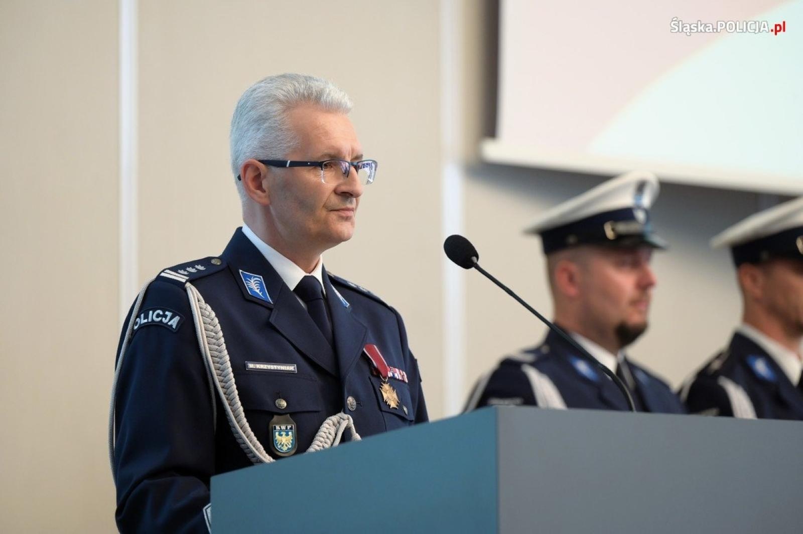 Zdjęcie w galerii na portalu naszwodzislaw.com: Uroczysta zbiórka i wyróżnienia dla policjantów i pracowników wiadomości z regionu