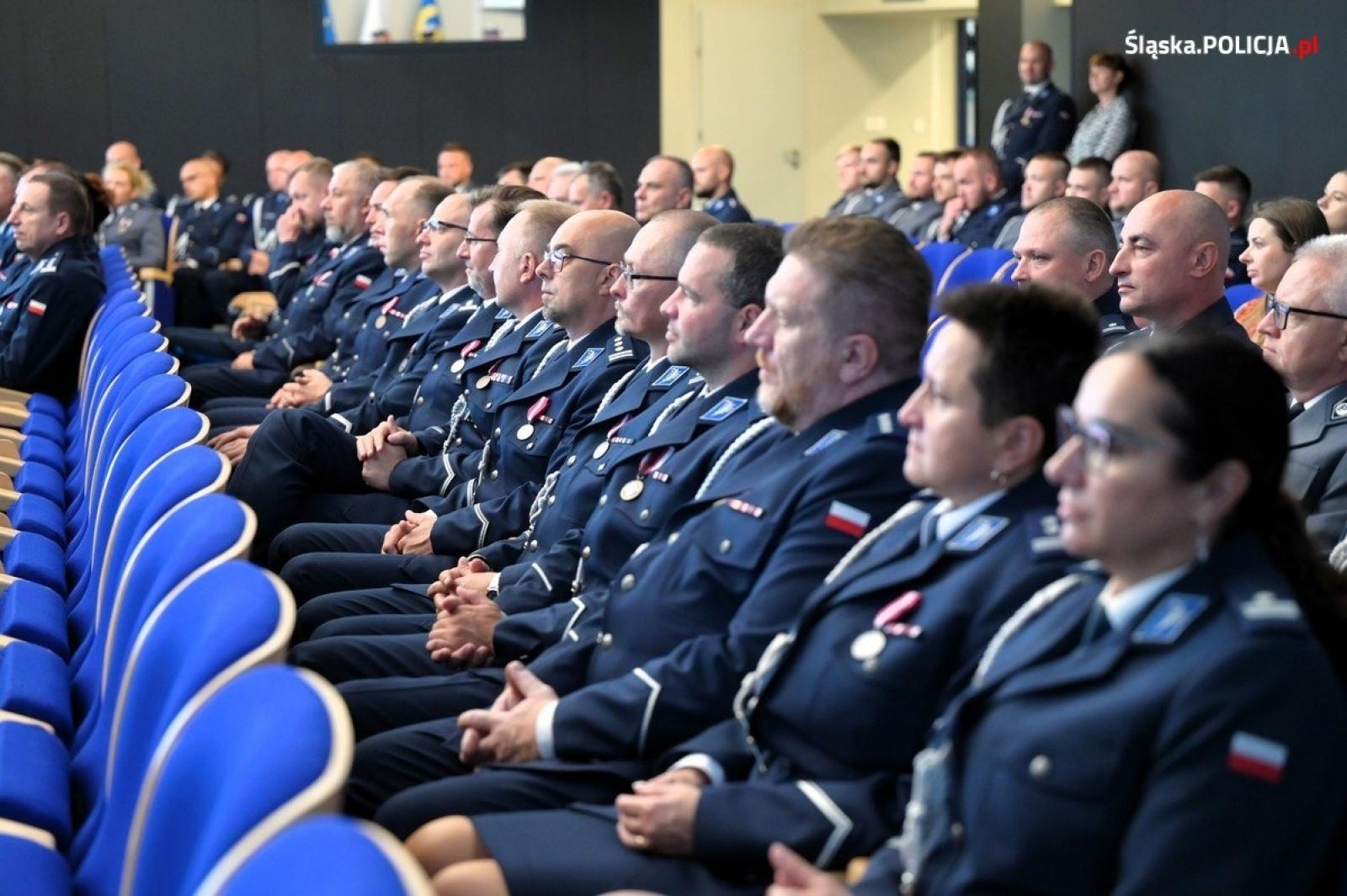 Zdjęcie w galerii na portalu naszwodzislaw.com: Uroczysta zbiórka i wyróżnienia dla policjantów i pracowników wiadomości z regionu