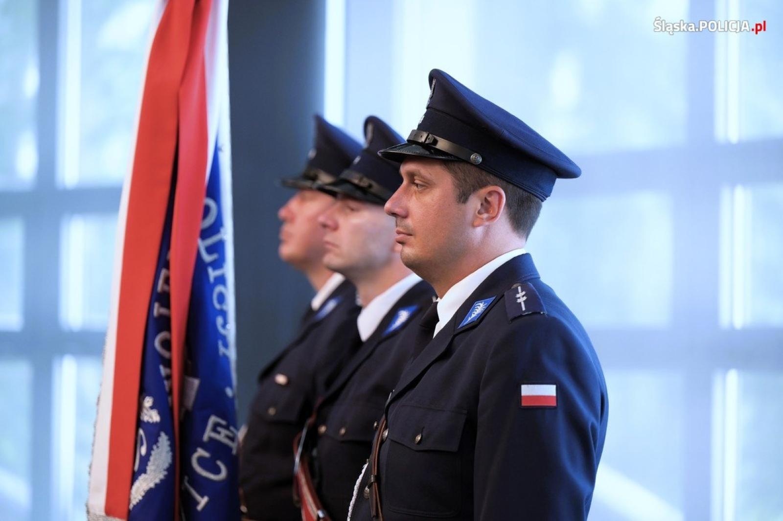 Zdjęcie w galerii na portalu naszwodzislaw.com: Uroczysta zbiórka i wyróżnienia dla policjantów i pracowników wiadomości z regionu
