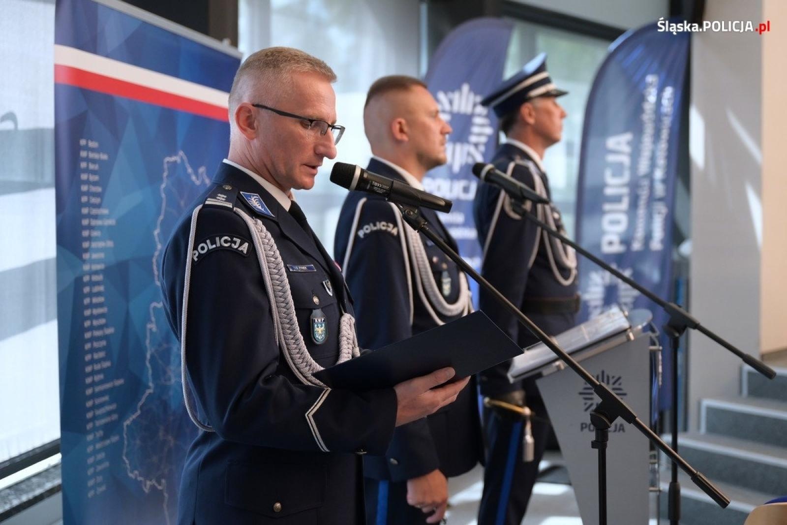 Zdjęcie w galerii na portalu naszwodzislaw.com: Uroczysta zbiórka i wyróżnienia dla policjantów i pracowników wiadomości z regionu