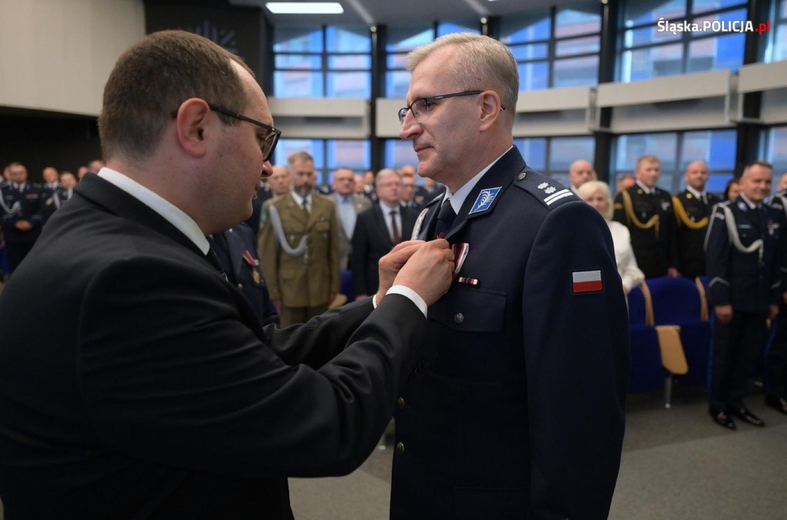 Zdjęcie w galerii na portalu naszwodzislaw.com: Uroczysta zbiórka i wyróżnienia dla policjantów i pracowników wiadomości z regionu