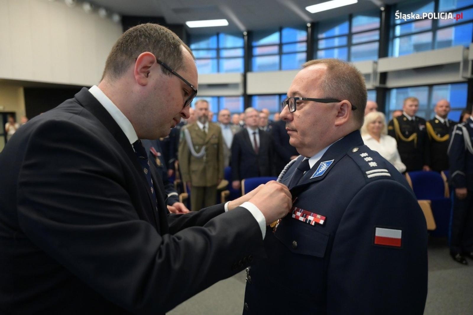 Zdjęcie w galerii na portalu naszwodzislaw.com: Uroczysta zbiórka i wyróżnienia dla policjantów i pracowników wiadomości z regionu