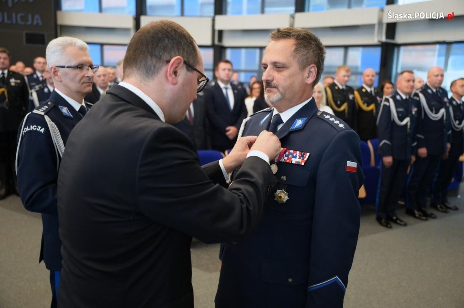 Zdjęcie w galerii na portalu naszwodzislaw.com: Uroczysta zbiórka i wyróżnienia dla policjantów i pracowników wiadomości z regionu